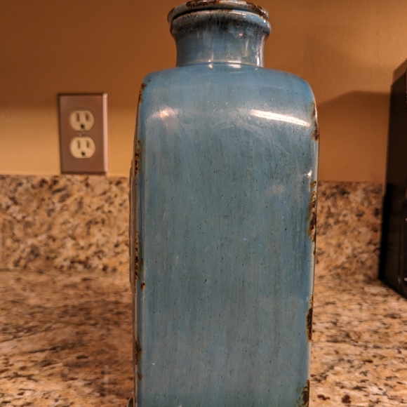 Privilege Turquoise Blue Vase with Fleur-de-lis Top, Very Unique, Beauti… - Picture 4 of 11